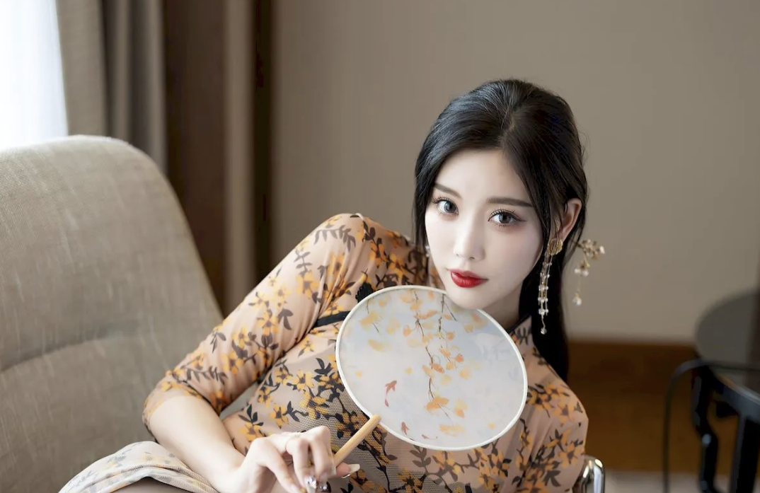 xiuren秀人网杨晨晨全部图片合集，百变女神探索她的多面魅力